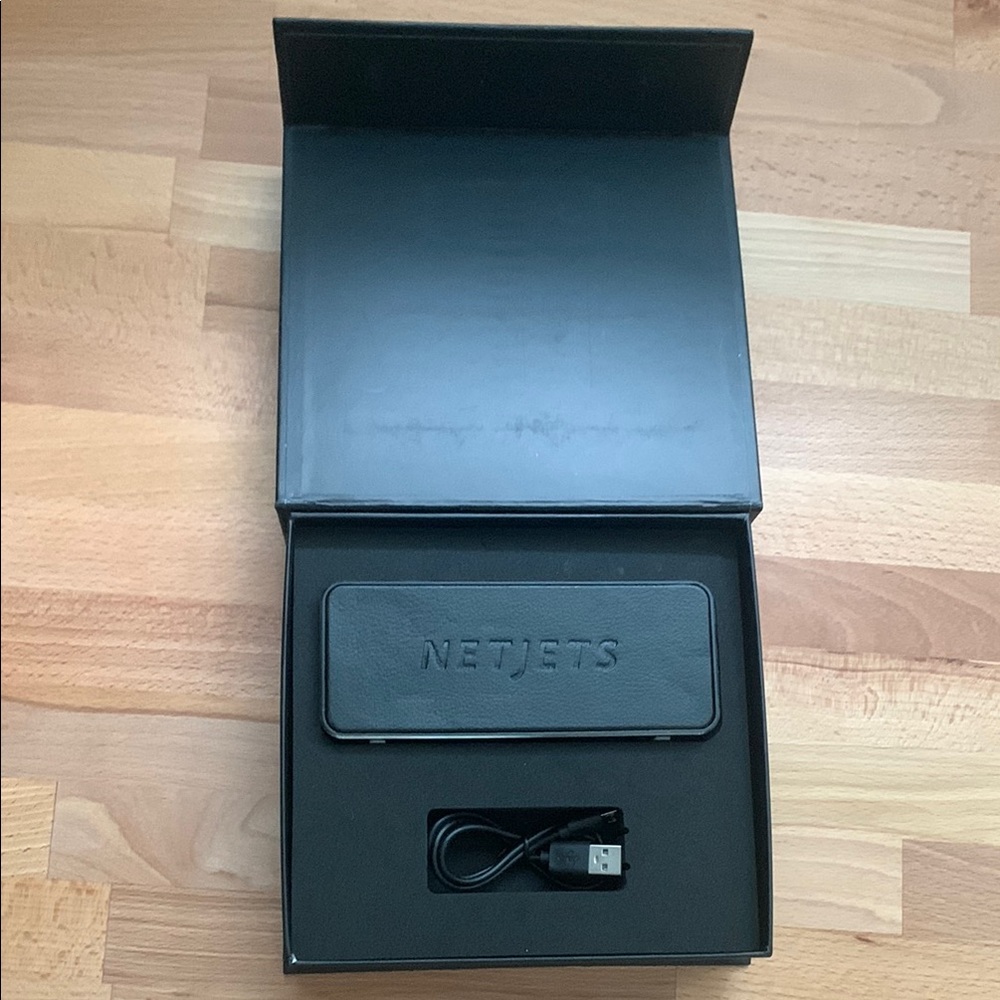 Brand New NetJets Exclusive Holiday speaker with USB cable *See Description